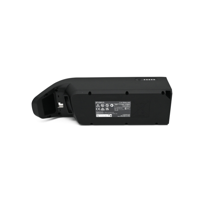 foto van de Shimano BT-E6010 36V 11.6Ah vanaf een zij aanzicht waar je de zijkant en de onderkant van de accu kan zien zo zie je de stickers en de batterijpercentage indicator