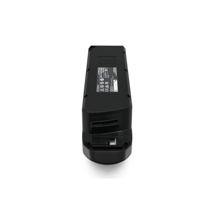 foto van de Shimano BT-E6010 36V 11.6Ah vanaf de voorkant waar je onderkant van de accu kan zien waar stickers op staan met uitleg en waarschuwingen