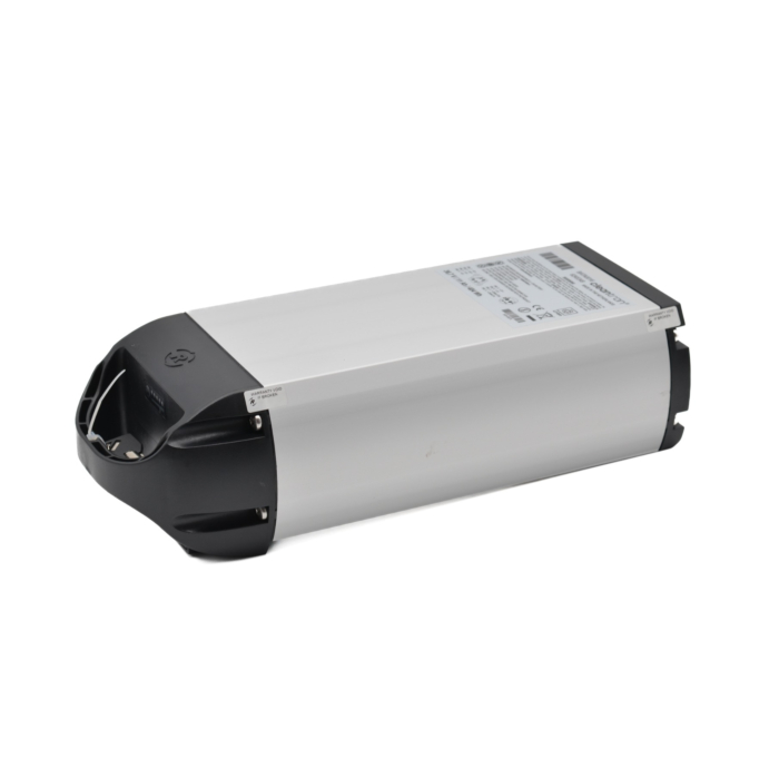 Je regarde ici une image de la batterie Van Raam de 24,8Ah. La photo a été prise sous un angle qui permet de voir la batterie en oblique, exposant ainsi son côté, sa face avant et sa partie supérieure. Il s'agit d'une photo générale pour offrir une vue d'