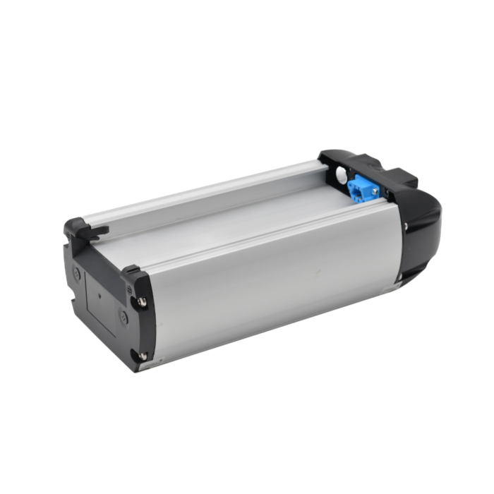 Ici, on voit le dessous de la batterie de vélo Van Raam de 24,8Ah. La photo a été prise sous un angle incliné, montrant ainsi le côté, le dessous et l'arrière. Il s'agit d'une photo générale du dessous de cette batterie de vélo.