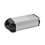 Je regarde ici une image de la batterie Van Raam de 10,7Ah. La photo a été prise sous un angle qui permet de voir la batterie en oblique, exposant ainsi son côté, sa face avant et sa partie supérieure. Il s'agit d'une photo générale pour offrir une vue d'